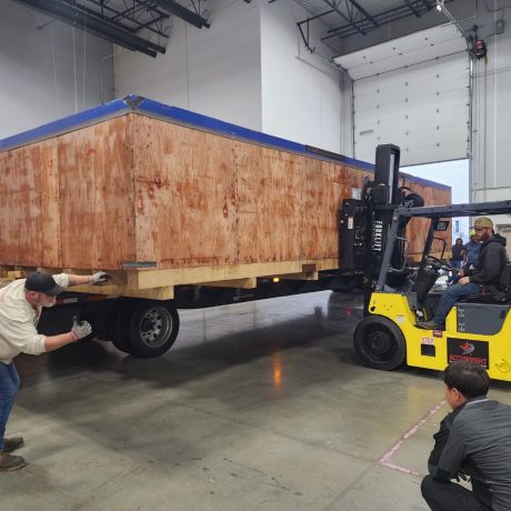 Hoist FR 25 35 unloading an injection molding bed from a trailer using creep mode for precise control