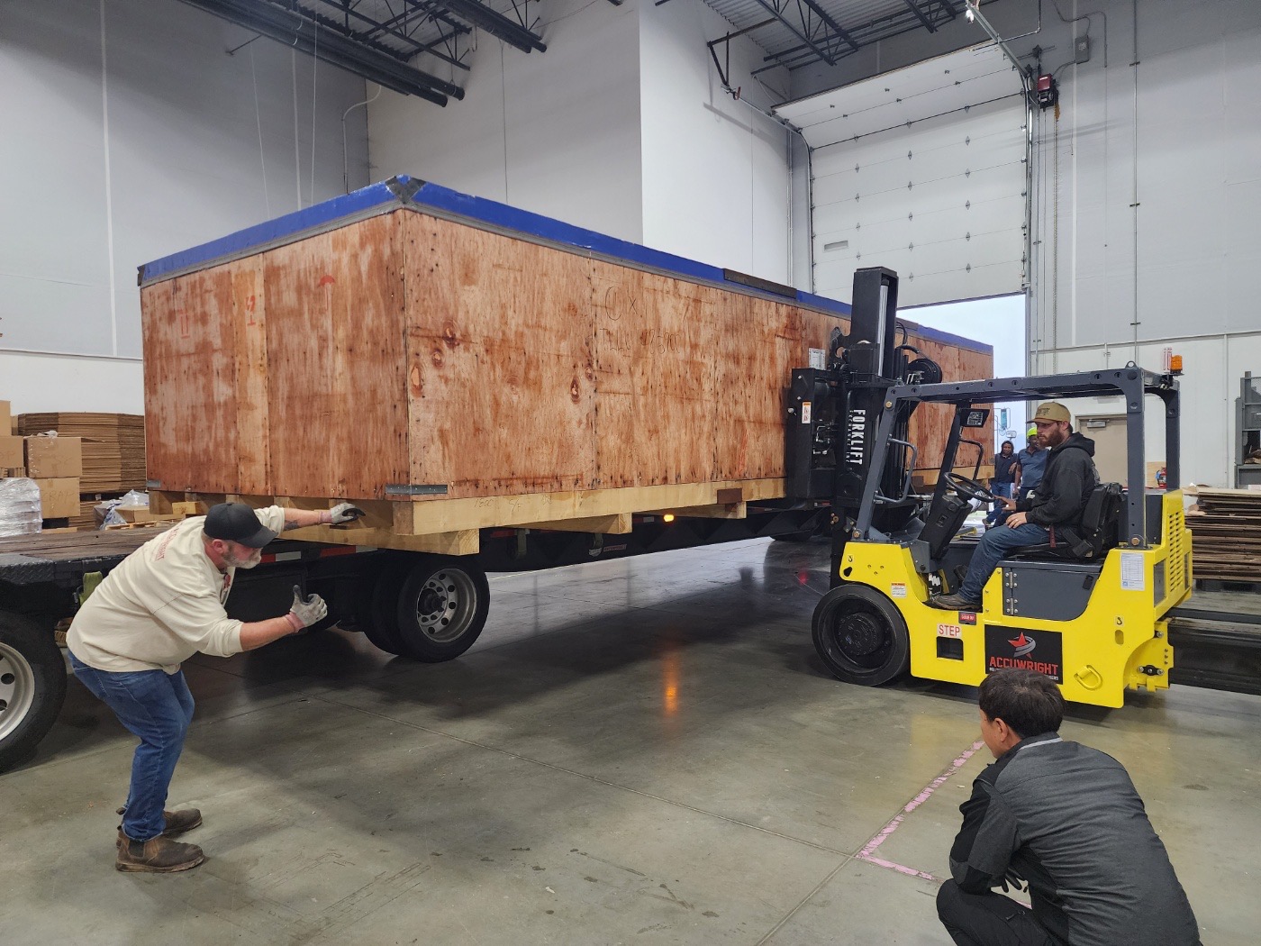 Hoist FR 25 35 unloading an injection molding bed from a trailer using creep mode for precise control