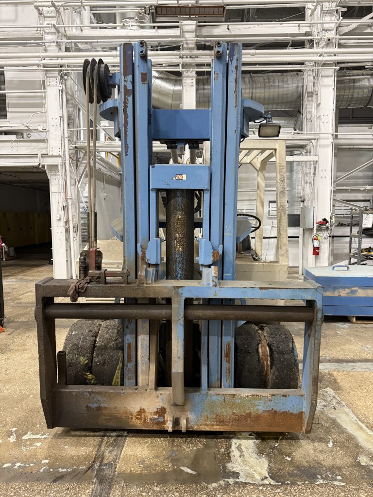 Close up of the Versa Lift 40/60 lift cylinder before rebuilding.