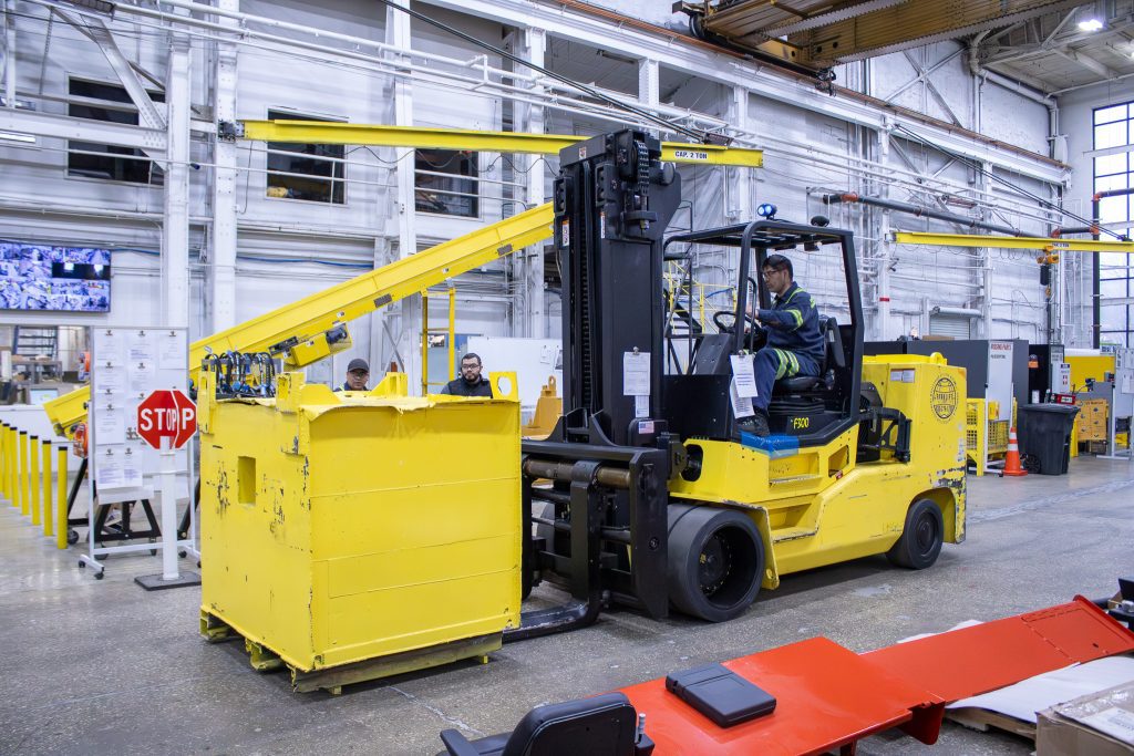 High-capacity Forklifts for industrial applications. Hoist F300.